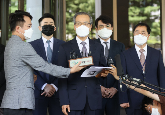 입장 밝히는 허익범 특검  '드루킹 댓글 여론조작' 사건에 연루된 혐의로 재판에 넘겨진 김경수 경남지사에게 징역 2년이 확정된 21일 오전 서울 서초구 대법원에서 허익범 특검이 법정을 나서며 미리 준비한 입장문을 읽고 있다.      대법원 2부(주심 이동원 대법관)는 이날  댓글 조작 혐의로 기소된 김 지사의 상고심에서 징역 2년을 선고한 원심을 확정했다. 공직선거법 위반 혐의에 대해서는 무죄가 확정됐다. 연합